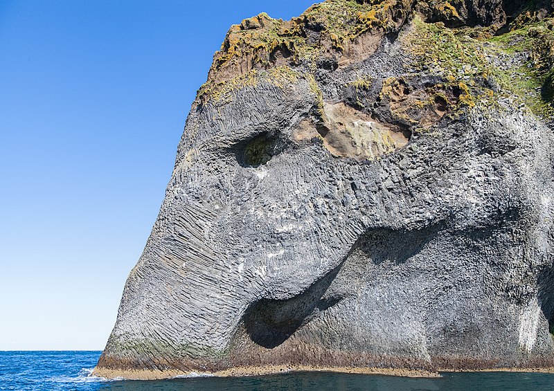 File:Roca del elefante, Heimaey, Islas Vestman, Suðurland, Islandia, 2014-08-17, DD 036.JPG