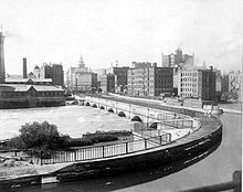 Aqueduct of the Erie Canal as it was built in 1842, replacing the original construction from 1823. In the 1920s, the Broad Street Bridge was erected on top of it. Rochester erie canal aqueduct circa 1890.jpg