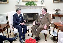 Ronald Reagan dengan Alexandre de Marenches.jpg