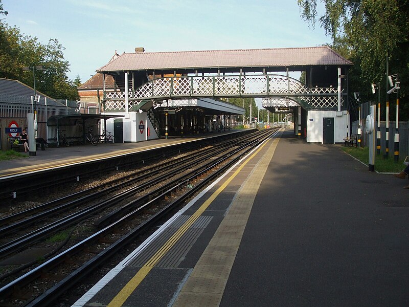 File:Ruislip station look east.JPG