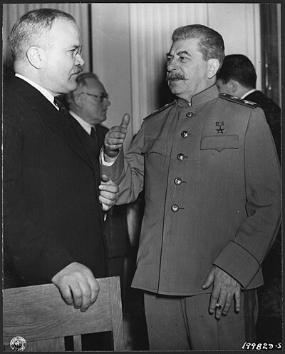 Viatcheslav Molotov et Joseph Staline, respectivement ministre des affaires étrangères et dirigeant politique de l'Union soviétique.