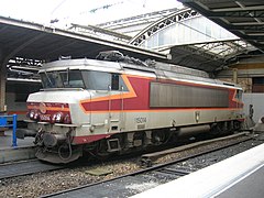 Locomotive BB 15000 en livrée « TEE Grand Confort ».