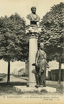 Photo carte postale d'une colonne sur laquelle est adossée une allégorie de la médecine, et surmontée d'un buste du docteur Rochard