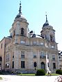 Photo : façade d'un bâtiment baroque, avec deux tours pointues