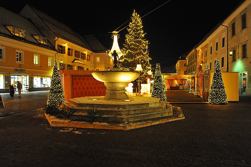 File:Sankt Veit an der Glan Hauptplatz Schüsselbrunnen und Weihnachtsmarkt 16122009 33.jpg