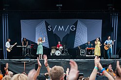 SMG Ilosaarirockissa heinäkuussa 2016. Vasemmalta oikealle: Oskari Halsti, Miika Pylkkänen, Pauliina Kokkonen, Antti Lehtinen, Miikka Paatelainen, Terhi Kokkonen ja Joel Melasniemi.