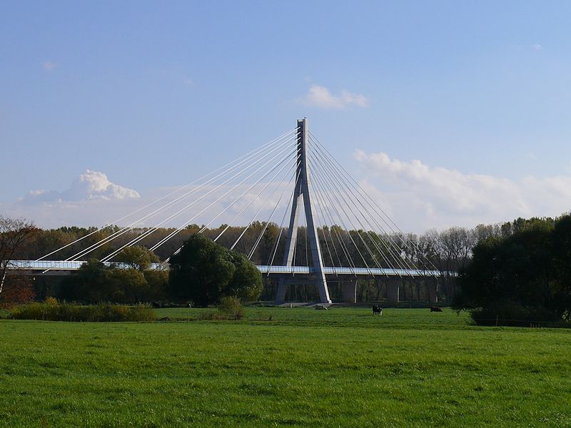 File:Schönebecker Elbauenbrücke.jpg