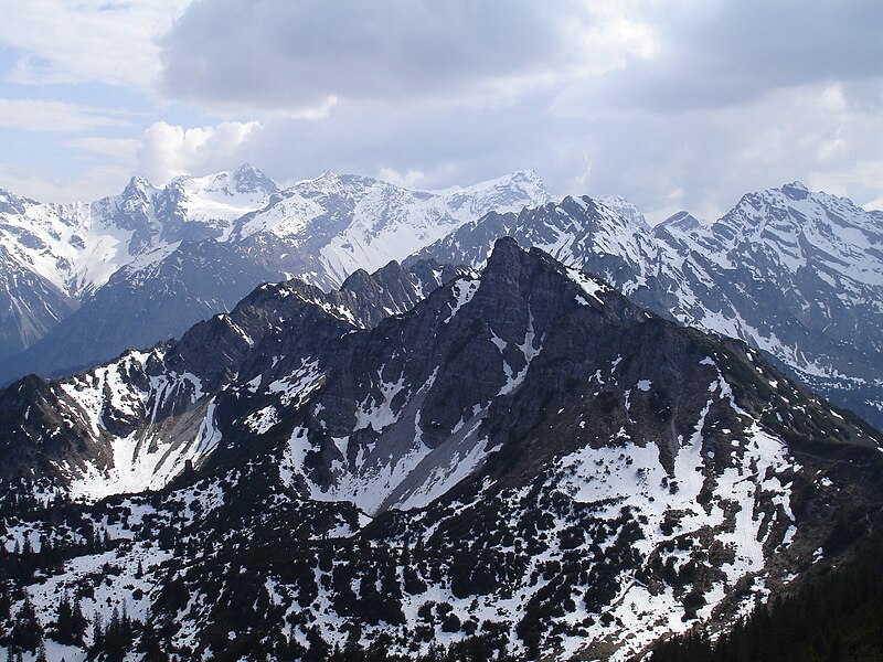 File:Schillerkopf und Schesa von Mondspitze.jpg