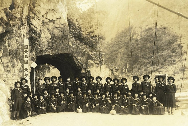 File:Schoolgirls at the entrance of the Grand Taroko National Park.jpg