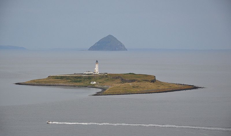 Faidhle:Scotland, Pladda Island and Ailsa Craig, seen from Isle of Arran.JPG