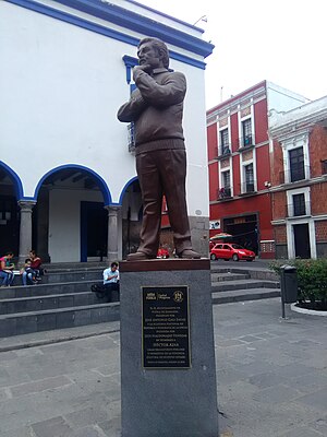 Puebla.jpg-де Гектор Азардың мүсіні