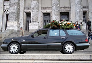 Coche fúnebre que trasladó a Carlos Páez Vilaró hasta la capilla ardiente en el Palacio Legislativo.