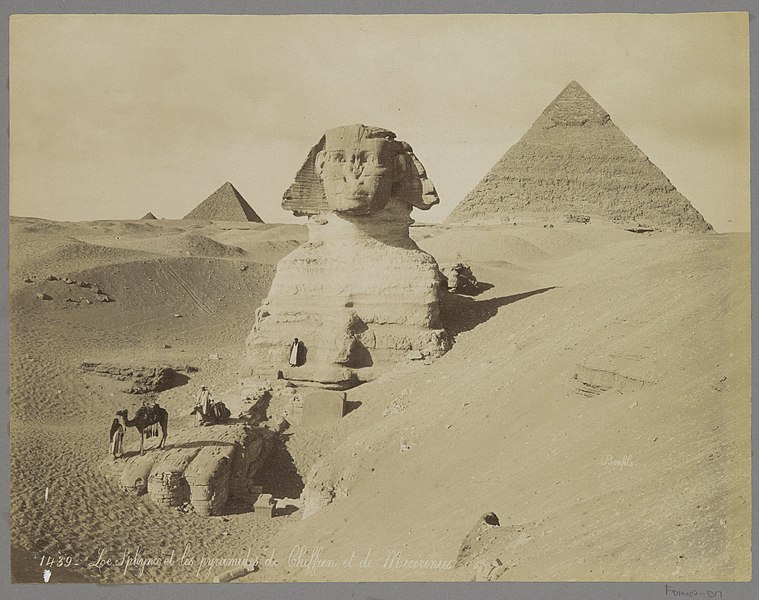 File:Sfinx en de piramides van Chefren en van Mykerinos Le Sphynx et les pyramides de Cheffren et de Micerinus (titel op object), RP-F-F01148-DN.jpg