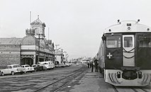 Janubiy Avstraliya temir yo'llari Bluebird temir yo'l vagonlari 260 Ellen Street temir yo'l stantsiyasida, Port Pirie, 1962 yil (ANIB surati) .jpg