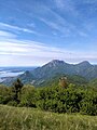 Da sinistra in basso il Monte Castello di Gaino, al centro monte Pizzocolo e a destra il monte Spino