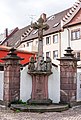 Cruz de piedra con figuras acompañantes