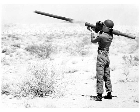 Le sergent d'état-major Parker lance un missile Redeye 1964.jpg