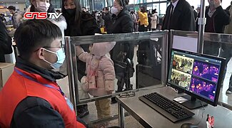 Se instalaron cámaras infrarrojas en la estación de Wuhan para verificar la temperatura corporal de los pasajeros antes de abordar los trenes