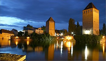 Les ponts couverts fortifiés construits en amont de l’Ill, dans le quartier médiéval de la Petite France à Strasbourg (France). (définition réelle 1 024 × 608*)