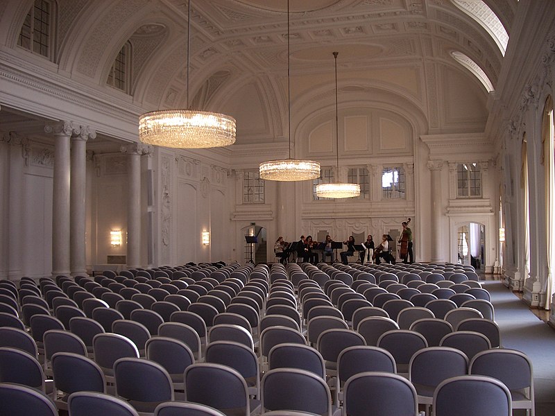 File:Stuttgart Neues Schloss Weißer Saal Foto KG (3).jpg