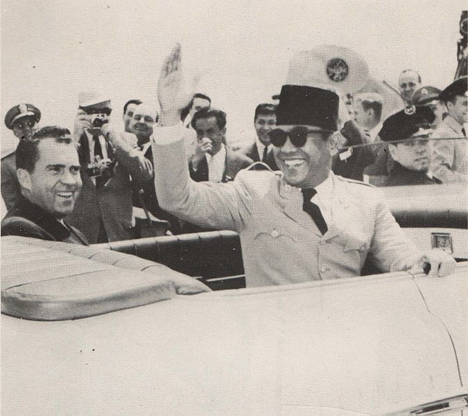 File:Sukarno waving from car, Presiden Soekarno di Amerika Serikat, p5.jpg