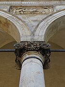 Detalle de la columna del palacio de verano.