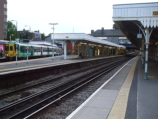 Sutton (Surrey) station platform look west.JPG