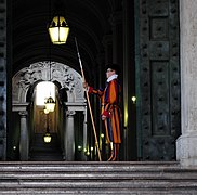 Berniniho Scala Regia od vchodu do Vatikánského apoštolského paláce, 1663-1666.