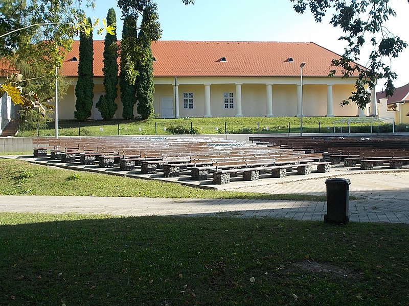 File:Szabadtéri Színpad és Művelődési Ház, 2018 Balatonlelle.jpg