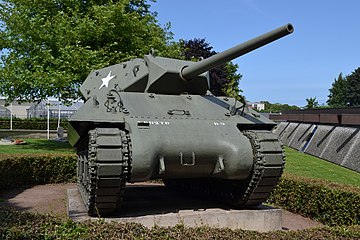 Char TD M10 devant le musée mémorial de la Bataille de Normandie.