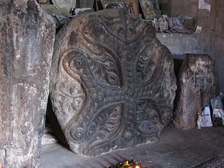 Harvinainen pyöreä ristikivi Talinissa, Kuys Sandukhtin kappelissa, 900-luku.
