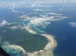 Zicht op de Tayando-eilanden vanuit een vliegtuig tussen Ambon en de Kei-eilanden in maart 2009