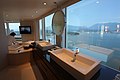 料金がお高いスイートルームのバスルームの例。広くて、洗面台も2つあり、眺望もとても良い例。