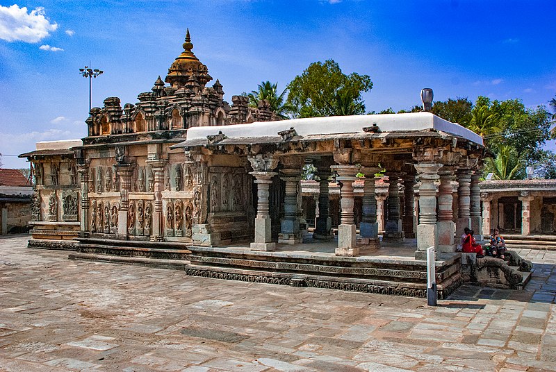 File:The Ranganayaki temple, a minor shrine in the Chennakeshava temple complex, Belur.jpg