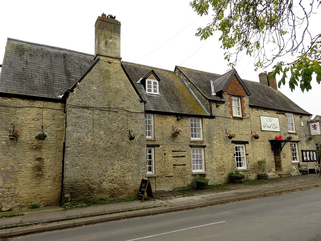 The Red Lion on High Street - geograph.org.uk - 4738461