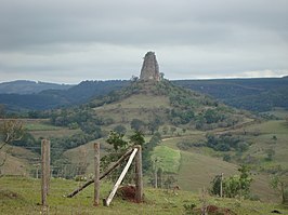 De rotsformatie Torre de Pedra (stenen toren) in de gelijknamige gemeente