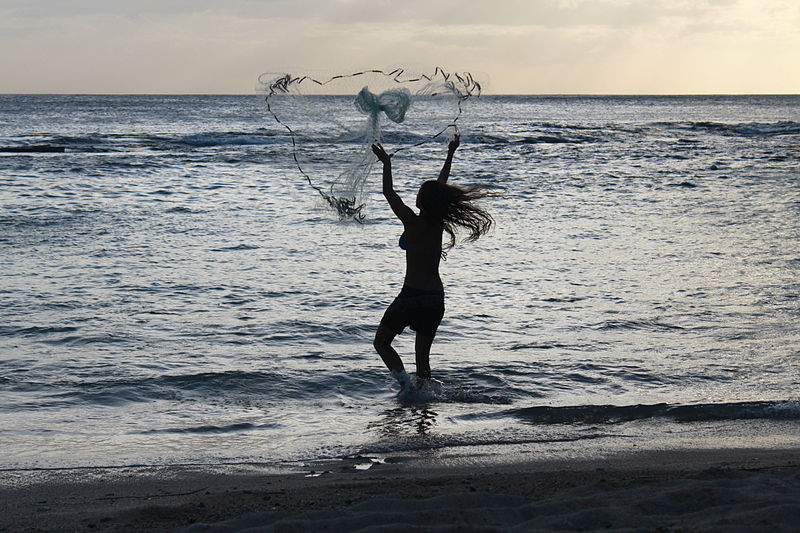 File:Traditional fishing, Oahu, Hawaii (14822997991).jpg