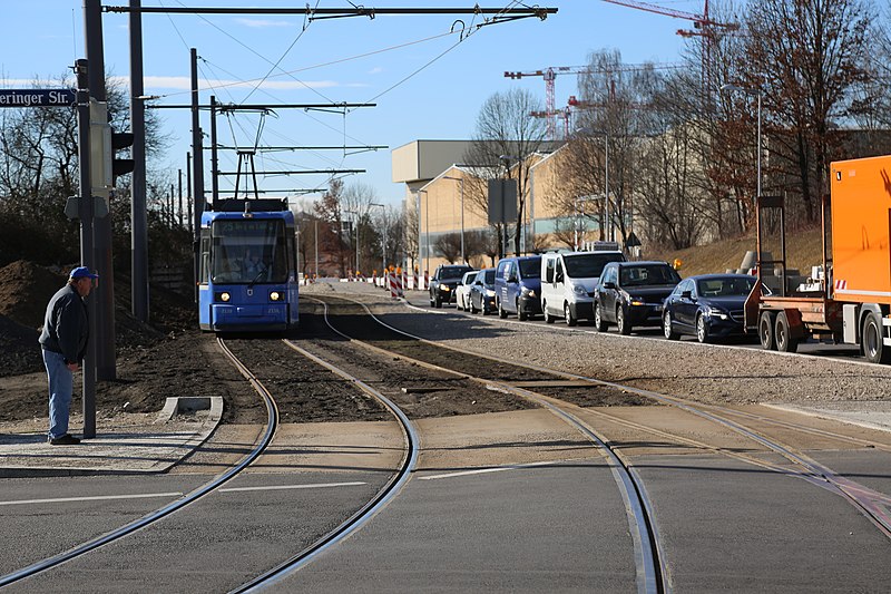 File:Tram 25 kommt Richtung Berg am Laim.jpg