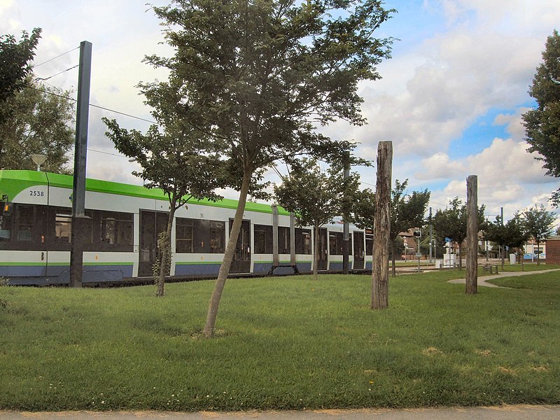 File:Tram at New Addington (geograph 3035787).jpg