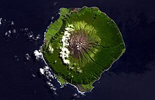 Satellitenbild der Hauptinsel Tristan da Cunha, der Ort der Eruption liegt im Norden östlich der Siedlung