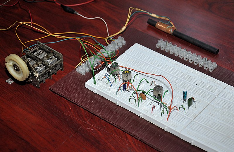 File:Two transistor superheterodyne shortwave receiver (prototype version).jpg