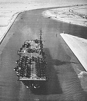 1954年，攻击航母大黄蜂号通过苏伊士运河。