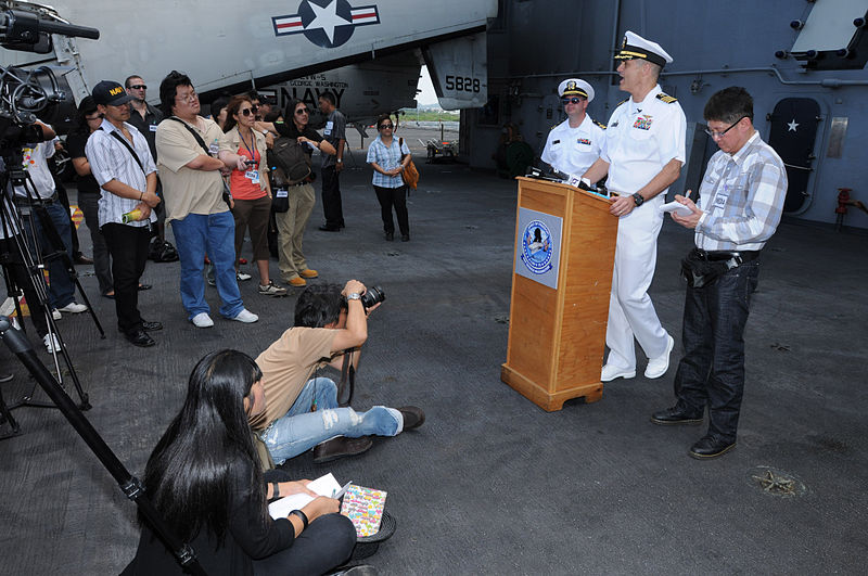 File:US Navy 110806-N-DS193-004 Capt. David A. Lausman, commanding officer of the aircraft carrier USS George Washington (CVN 73).jpg