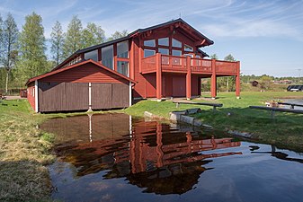 Roddens hus som uppfördes 2014 som klubbhus för Brudpigan roddklubb med det gamla båthuset för kyrkbåtarna..