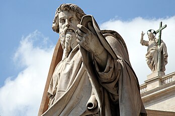 La statue de saint Paul de Tarse devant la basilique Saint-Pierre du Vatican. (définition réelle 2 645 × 1 763*)