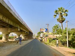 రైలు మార్గంపై రహదారి వంతెన, (నిర్మాణంలో వున్నప్పుడు), వట్లూరు