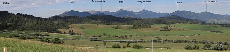 Panorama z parkingu przy drodze nr 59. Skalka po lewej stronie