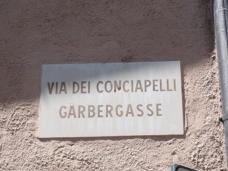 File:Via dei Conciapelli, Bolzano - Garbergasse, Bozen.jpg