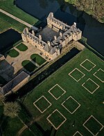 Vista de los jardines renacentistas y el castillo de Le Rocher Portail.jpg