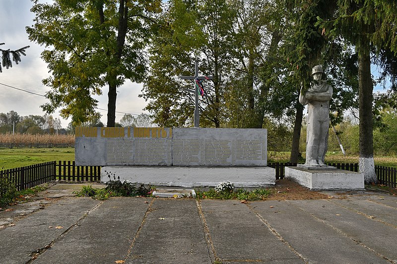 File:Vyderta Kamin-Kashyrskyi Volynska-World War II memorial-general view.jpg